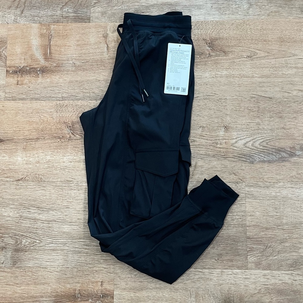 NWT lululemon Dance Studio Relaxed Fit Mid Rise Cargo Jogger in Black size xs